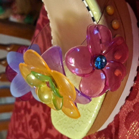 🎁 Betsy Johnson 7.5 flower shoes - Picture 4 of 8